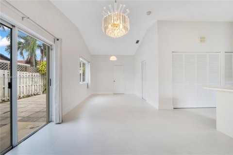 House in Hialeah Gardens, Florida 3 bedrooms, 132.29 sq.m. № 1931212 - photo 11