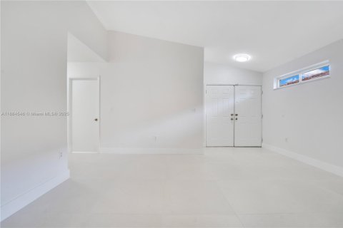House in Hialeah Gardens, Florida 3 bedrooms, 132.29 sq.m. № 1931212 - photo 5