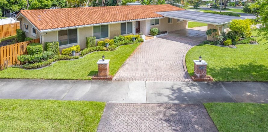 Villa ou maison à Hollywood, Floride 4 chambres, 237.46 m2 № 1950096