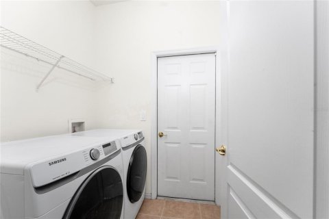 House in North Fort Myers, Florida 3 bedrooms, 186.36 sq.m. № 1510557 - photo 19