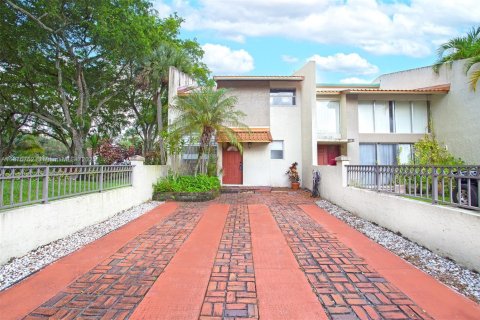 Купить таунхаус в Плантация, Флорида 2 спальни, 144м2, № 1928971 - фото 1