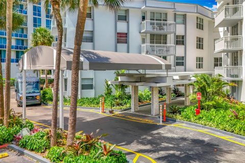 Condominio en venta en Hallandale Beach, Florida, 2 dormitorios, 87.79 m2 № 1704394 - foto 28