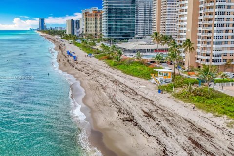 Condominio en venta en Hallandale Beach, Florida, 2 dormitorios, 87.79 m2 № 1704394 - foto 30