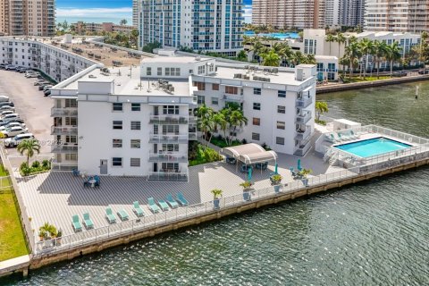 Condominio en venta en Hallandale Beach, Florida, 2 dormitorios, 87.79 m2 № 1704394 - foto 25