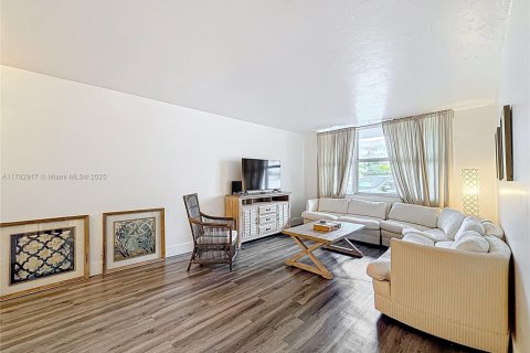 Condominio en venta en Hallandale Beach, Florida, 2 dormitorios, 87.79 m2 № 1704394 - foto 9