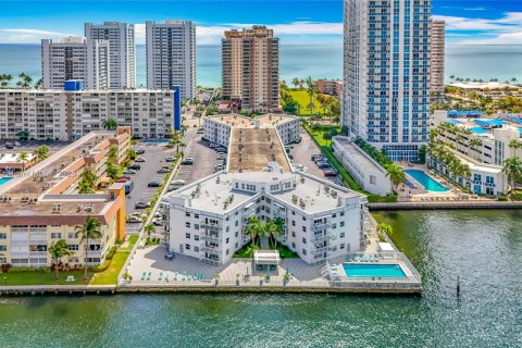 Condominio en venta en Hallandale Beach, Florida, 2 dormitorios, 87.79 m2 № 1704394 - foto 22
