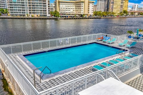 Condominio en venta en Hallandale Beach, Florida, 2 dormitorios, 87.79 m2 № 1704394 - foto 27