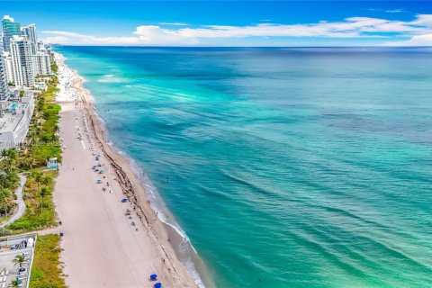 Condominio en venta en Hallandale Beach, Florida, 2 dormitorios, 87.79 m2 № 1704394 - foto 3