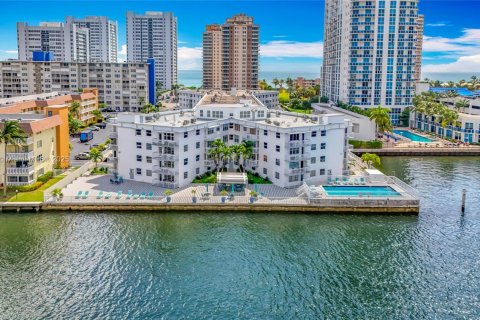 Condominio en venta en Hallandale Beach, Florida, 2 dormitorios, 87.79 m2 № 1704394 - foto 1