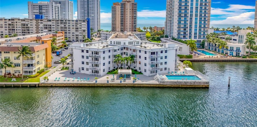 Condominio en Hallandale Beach, Florida, 2 dormitorios  № 1704394