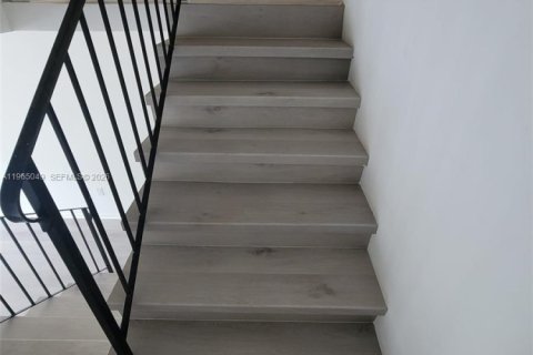 Adosado en alquiler en Miami, Florida, 2 dormitorios, 125.23 m2 № 2026374 - foto 6