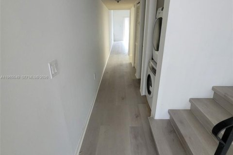 Adosado en alquiler en Miami, Florida, 2 dormitorios, 125.23 m2 № 2026374 - foto 2