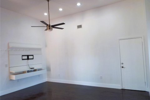 Villa ou maison à louer à Miami, Floride: 3 chambres, 127.46 m2 № 2041011 - photo 4