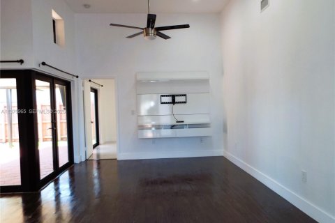 Villa ou maison à louer à Miami, Floride: 3 chambres, 127.46 m2 № 2041011 - photo 2