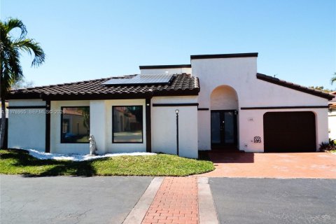 House in Miami, Florida 3 bedrooms, 127.46 sq.m. № 2041011