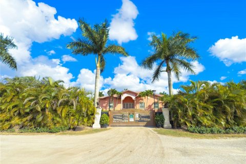 Villa ou maison à Miami, Floride 6 chambres, 465.16 m2 № 2091001