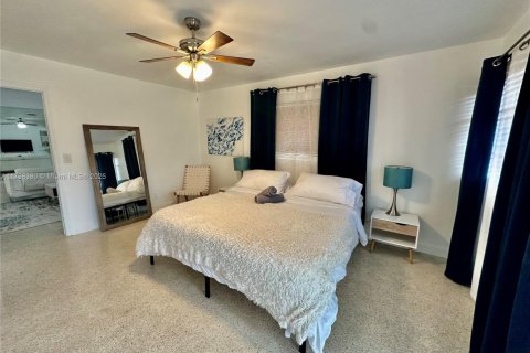 House in Wilton Manors, Florida 3 bedrooms, 187.94 sq.m. № 1712530 - photo 18