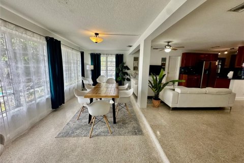 House in Wilton Manors, Florida 3 bedrooms, 187.94 sq.m. № 1712530 - photo 11
