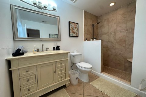 House in Wilton Manors, Florida 3 bedrooms, 187.94 sq.m. № 1712530 - photo 17
