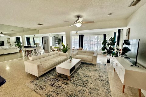 House in Wilton Manors, Florida 3 bedrooms, 187.94 sq.m. № 1712530 - photo 9