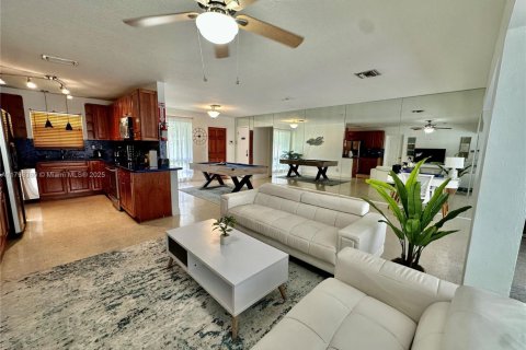 House in Wilton Manors, Florida 3 bedrooms, 187.94 sq.m. № 1712530 - photo 10