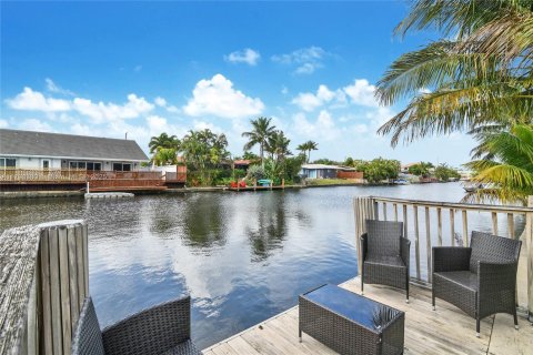 House in Wilton Manors, Florida 3 bedrooms, 187.94 sq.m. № 1712530 - photo 1