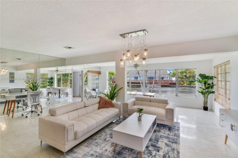 House in Wilton Manors, Florida 3 bedrooms, 187.94 sq.m. № 1712530 - photo 25