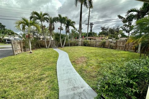 House in Wilton Manors, Florida 3 bedrooms, 187.94 sq.m. № 1712530 - photo 3