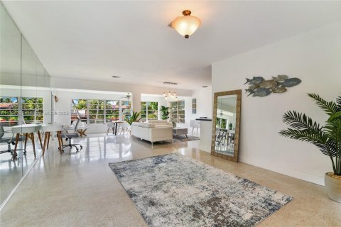 House in Wilton Manors, Florida 3 bedrooms, 187.94 sq.m. № 1712530 - photo 24
