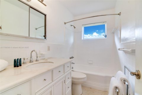 House in Wilton Manors, Florida 3 bedrooms, 187.94 sq.m. № 1712530 - photo 29
