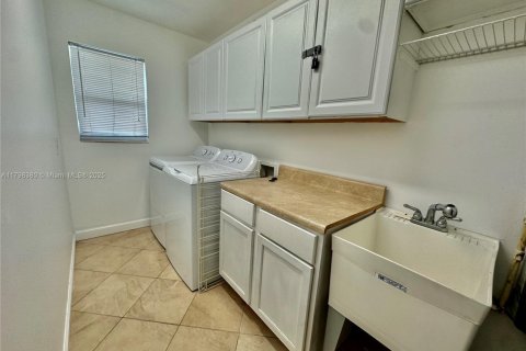 House in Wilton Manors, Florida 3 bedrooms, 187.94 sq.m. № 1712530 - photo 8