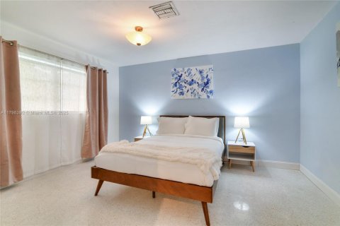 House in Wilton Manors, Florida 3 bedrooms, 187.94 sq.m. № 1712530 - photo 30