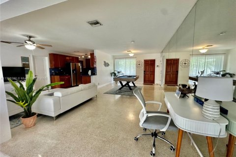 House in Wilton Manors, Florida 3 bedrooms, 187.94 sq.m. № 1712530 - photo 12