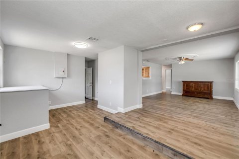 House in Edgewater, Florida 3 bedrooms, 142.98 sq.m. № 1810162 - photo 5