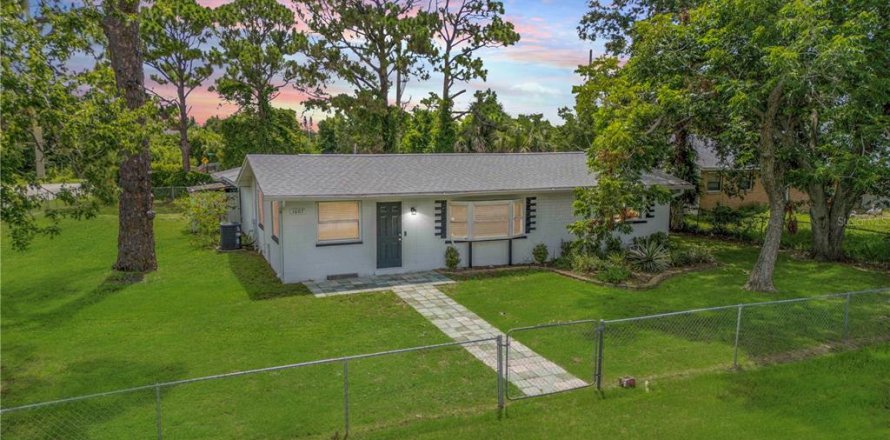 House in Edgewater, Florida 3 bedrooms, 142.98 sq.m. № 1810162