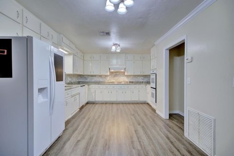 House in Wauchula, Florida 5 bedrooms, 277.5 sq.m. № 1789906 - photo 8