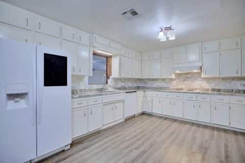 House in Wauchula, Florida 5 bedrooms, 277.5 sq.m. № 1789906 - photo 9