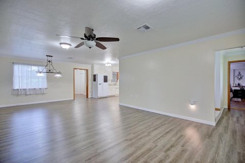 House in Wauchula, Florida 5 bedrooms, 277.5 sq.m. № 1789906 - photo 4
