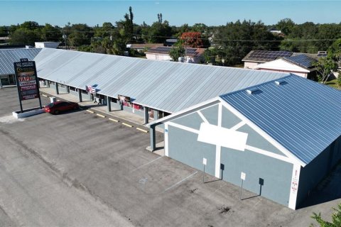 Immobilier commercial à vendre à Port Charlotte, Floride: 211.82 m2 № 2142548 - photo 2