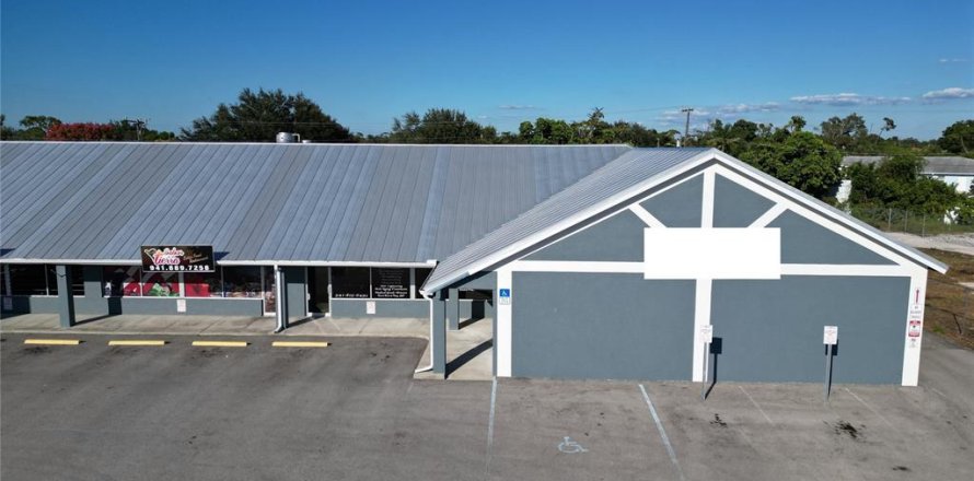 Immobilier commercial à Port Charlotte, Floride 211.82 m2 № 2142548