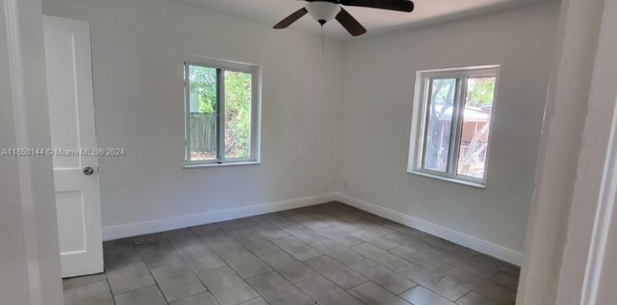 Commercial property in Miami, Florida 115.94 sq.m. № 1859318