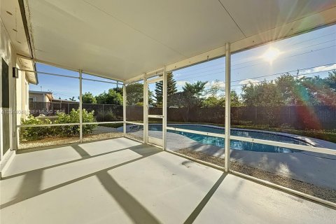 House in Deerfield Beach, Florida 3 bedrooms, 106 sq.m. № 2076058 - photo 23