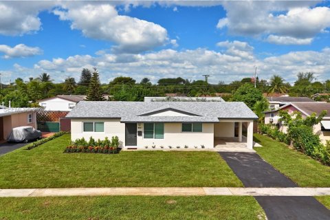 House in Deerfield Beach, Florida 3 bedrooms, 106 sq.m. № 2076058 - photo 2