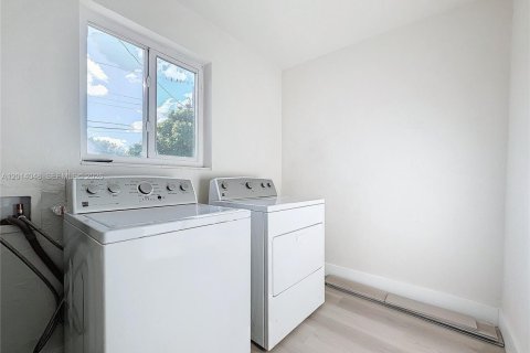 House in Deerfield Beach, Florida 3 bedrooms, 106 sq.m. № 2076058 - photo 21