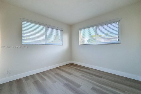 House in Deerfield Beach, Florida 3 bedrooms, 106 sq.m. № 2076058 - photo 16