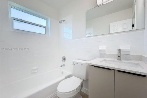 House in Deerfield Beach, Florida 3 bedrooms, 106 sq.m. № 2076058 - photo 17