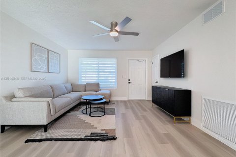 House in Deerfield Beach, Florida 3 bedrooms, 106 sq.m. № 2076058 - photo 4