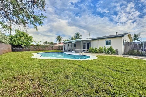House in Deerfield Beach, Florida 3 bedrooms, 106 sq.m. № 2076058 - photo 26