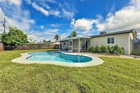 House in Deerfield Beach, Florida 3 bedrooms, 106 sq.m. № 2076058 - photo 24