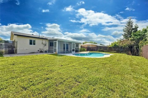 House in Deerfield Beach, Florida 3 bedrooms, 106 sq.m. № 2076058 - photo 25